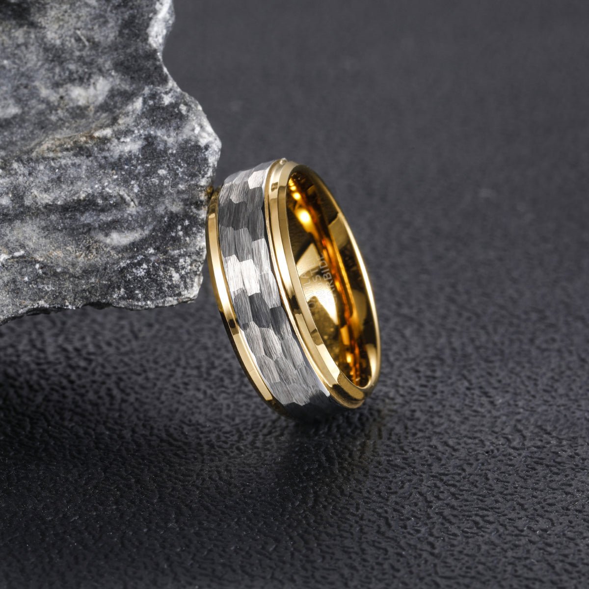 Fashion Jewelry 8mm Gold Plated Hammered Tungsten Carbide Ring for Men Wedding Engagement